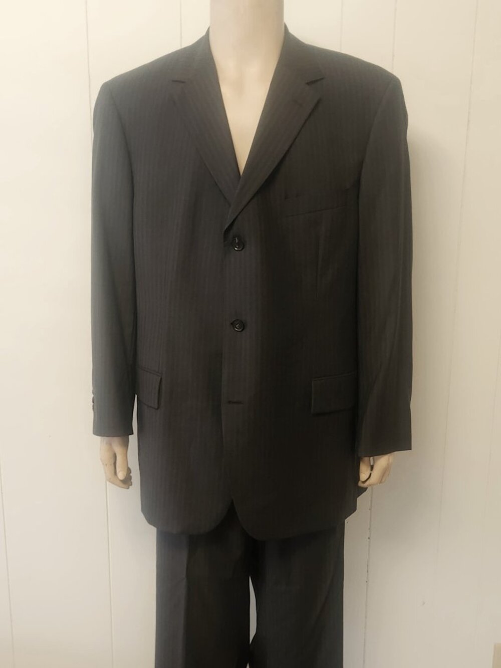 Hugo Boss suit 48R charcoal stripe wool 3 button